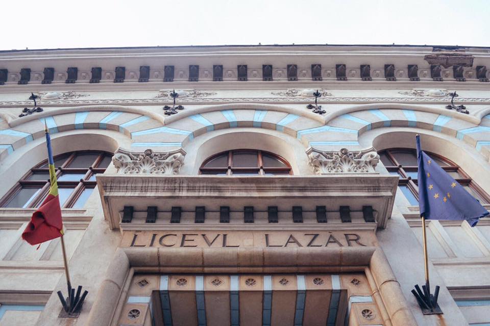 imaginea prezinta intrarea in liceul lazar